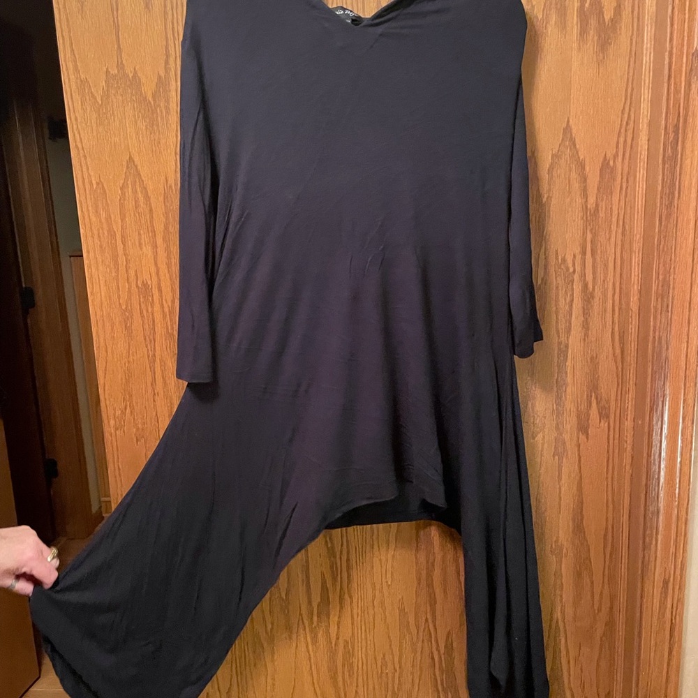 🔥🔥Charlie Paige 3/4 sleeve shark bite XL tunic. Gently worn. EUC